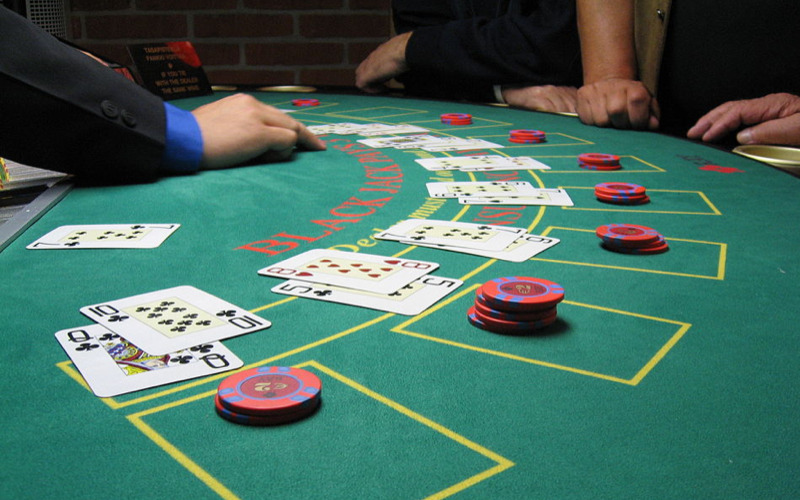 Blackjack na żywo i dostępne rodzaje stołów do gry